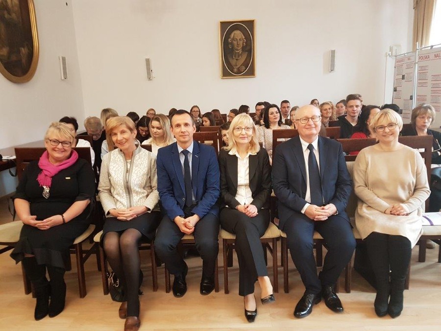 zaproszeni goście, dyrektor KPCEN w Bydgoszczy, organizatorka konkursu oraz uczestnicy gali , fot. KPCEN Bydgoszcz