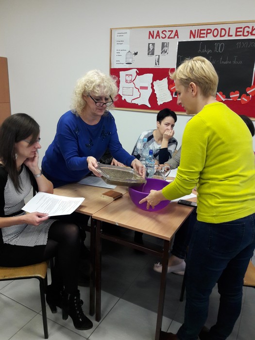 Nauczyciele podczas eksperymentów