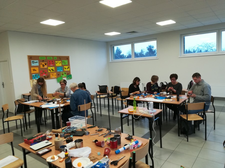 Nauczyciele podczas eksprymentów przyrodniczych