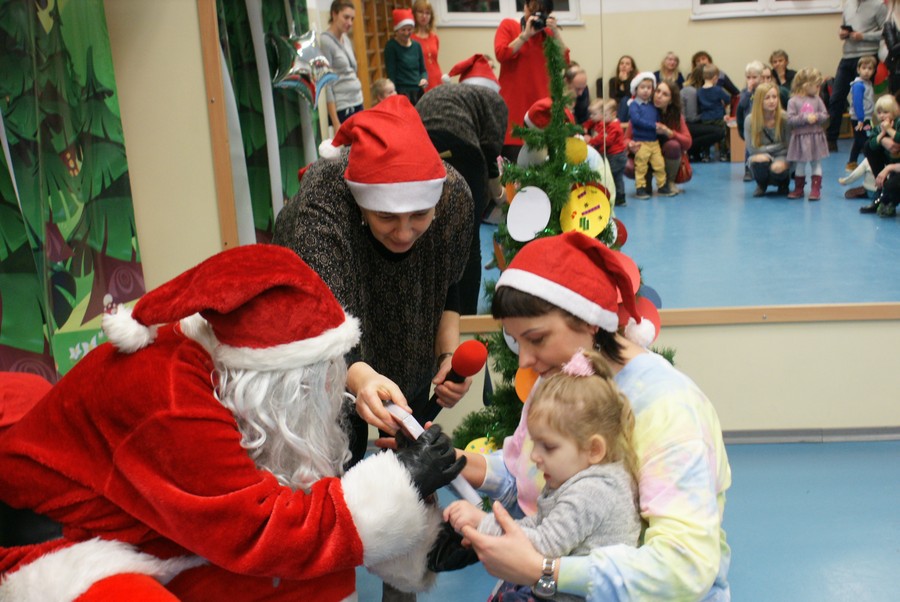 Gwiazdor rozdaje podarki
