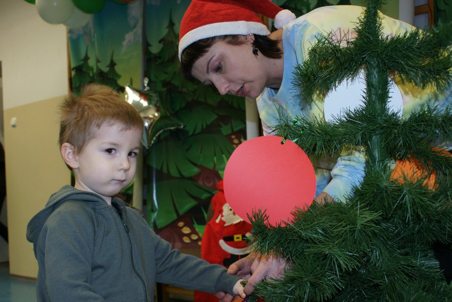 Wieszamy bombki na choince