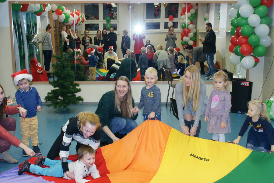 Zabawy z chustą animacyjną