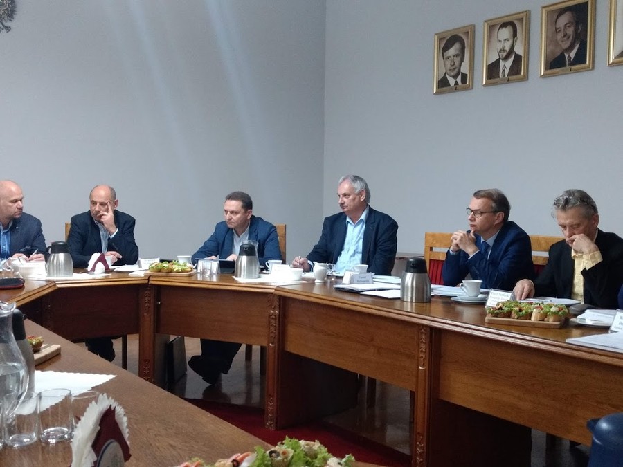 Uczestnicy posiedzenia Zespołu ds. polityki gospodarczej, rynku pracy i strategii rozwoju województwa w dniu 13.11.2018 r.