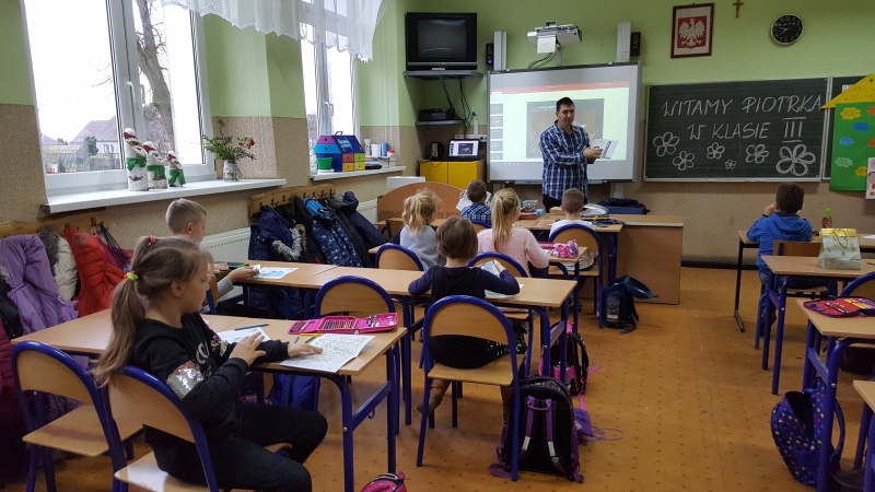 W dniach 27 i 28.11.2017r. w Szkole Podstawowej im. Królowej Jadwigi w Wałdowie odbyły się zajęcia prowadzone przez Zielonego Edukatora, pana Mariusza Szczepańskiego, w ramach projektu: Edukacja Społeczności Zamieszkującej Obszary Chronione Województwa Kujawsko-Pomorskiego … Lubię tu być na zielonym