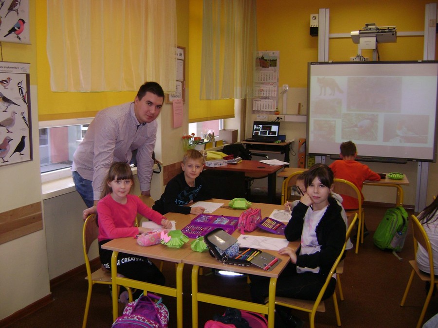 Dnia 07.12.2017r. w Szkole Podstawowej nr 3 w Sępólnie Krajeńskim odbyły się zajęcia prowadzone przez Zielonego Edukatora. Tematem zajęć było przystosowanie się zwierząt do nadchodzącej pory roku czyli do zimy