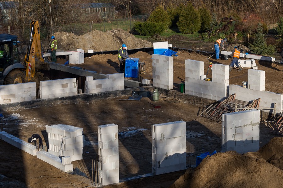 Wizyta marszałka Piotra Całbeckiego na budowie ośrodka pomocowego przy ul. Koronowskiej w Bydgoszczy, fot. Filip Kowalkowski