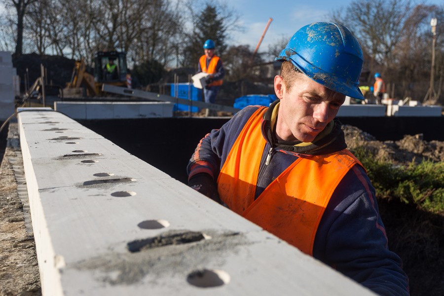 Wizyta marszałka Piotra Całbeckiego na budowie ośrodka pomocowego przy ul. Koronowskiej w Bydgoszczy, fot. Filip Kowalkowski