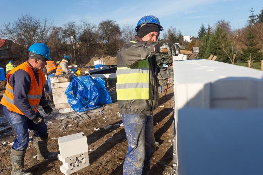 Wizyta marszałka Piotra Całbeckiego na budowie ośrodka pomocowego przy ul. Koronowskiej w Bydgoszczy, fot. Filip Kowalkowski
