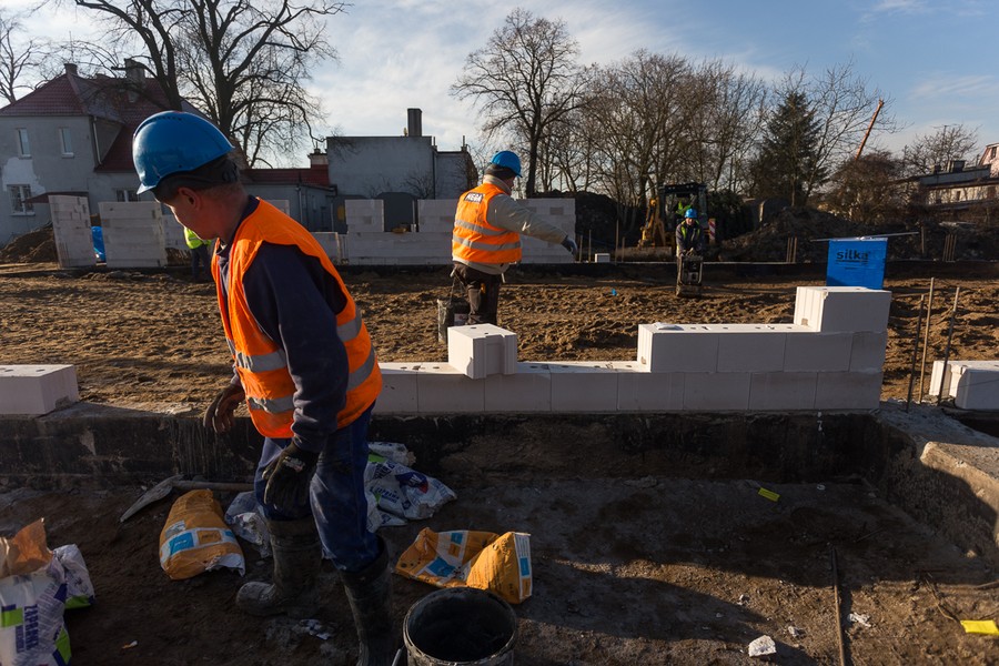 Wizyta marszałka Piotra Całbeckiego na budowie ośrodka pomocowego przy ul. Koronowskiej w Bydgoszczy, fot. Filip Kowalkowski
