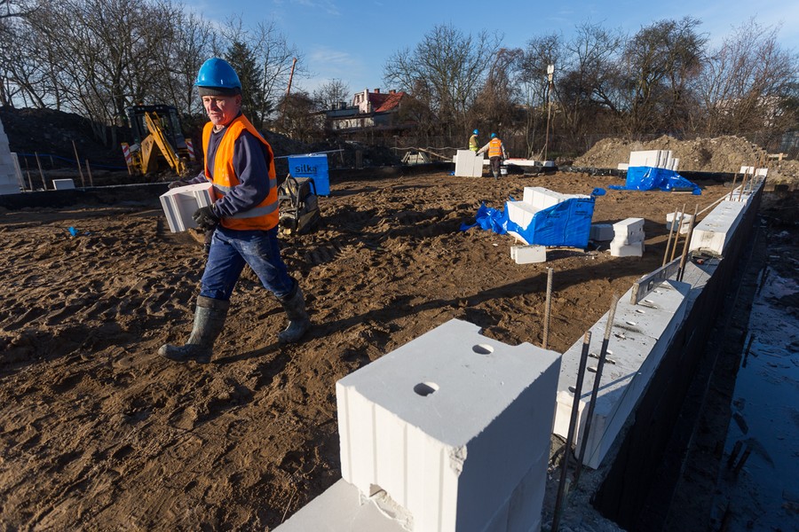 Wizyta marszałka Piotra Całbeckiego na budowie ośrodka pomocowego przy ul. Koronowskiej w Bydgoszczy, fot. Filip Kowalkowski
