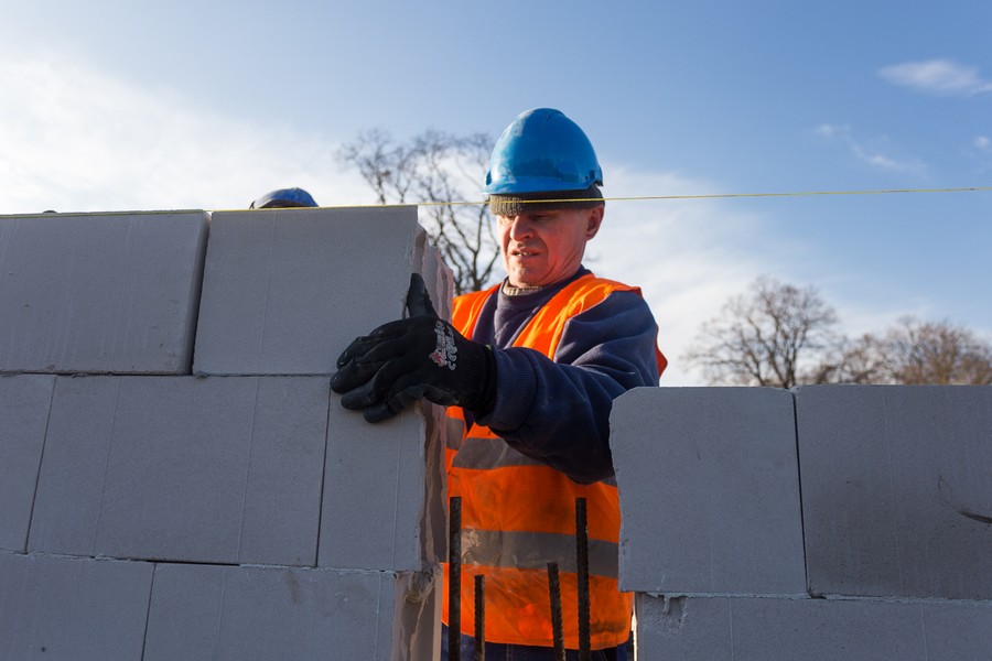 Wizyta marszałka Piotra Całbeckiego na budowie ośrodka pomocowego przy ul. Koronowskiej w Bydgoszczy, fot. Filip Kowalkowski