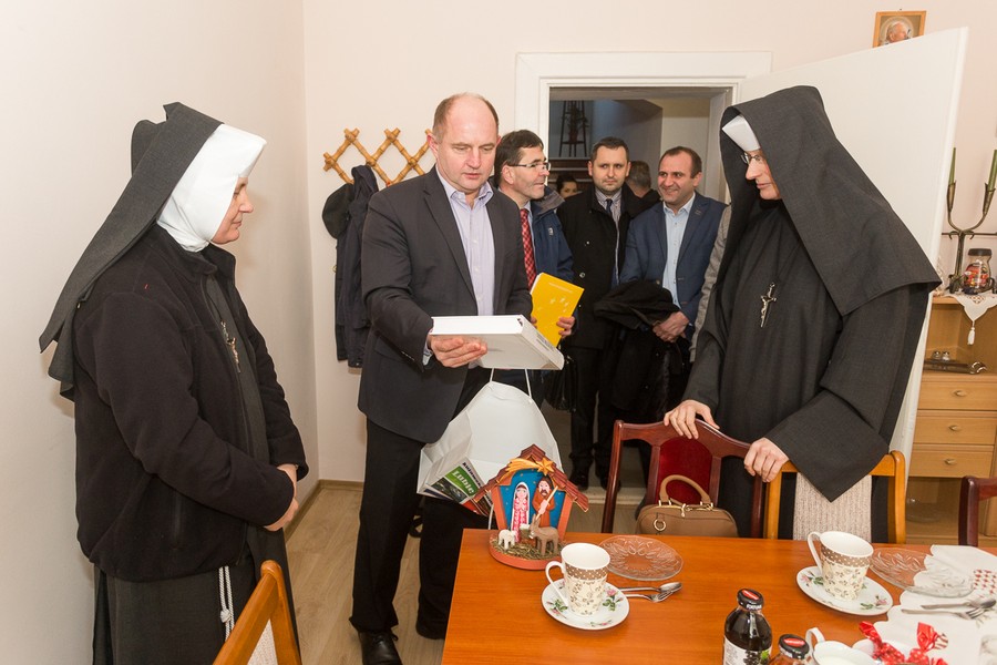 Wizyta marszałka Piotra Całbeckiego na budowie ośrodka pomocowego przy ul. Koronowskiej w Bydgoszczy, fot. Filip Kowalkowski