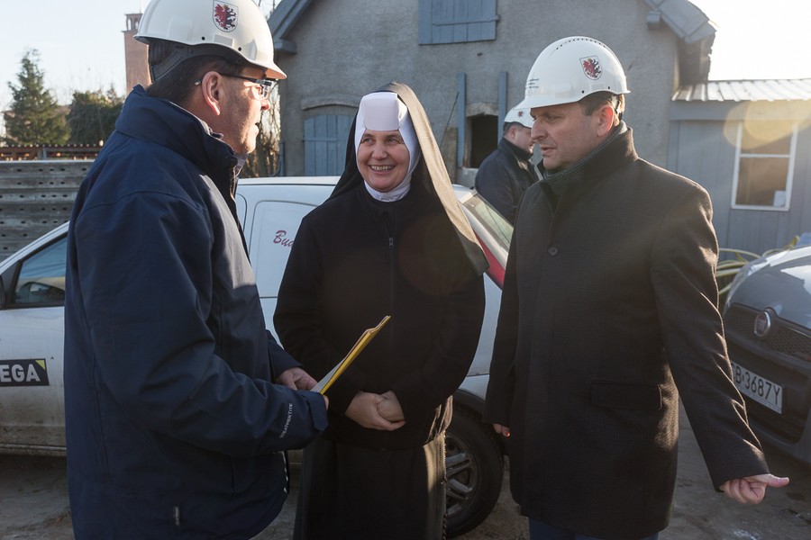 Wizyta marszałka Piotra Całbeckiego na budowie ośrodka pomocowego przy ul. Koronowskiej w Bydgoszczy, fot. Filip Kowalkowski