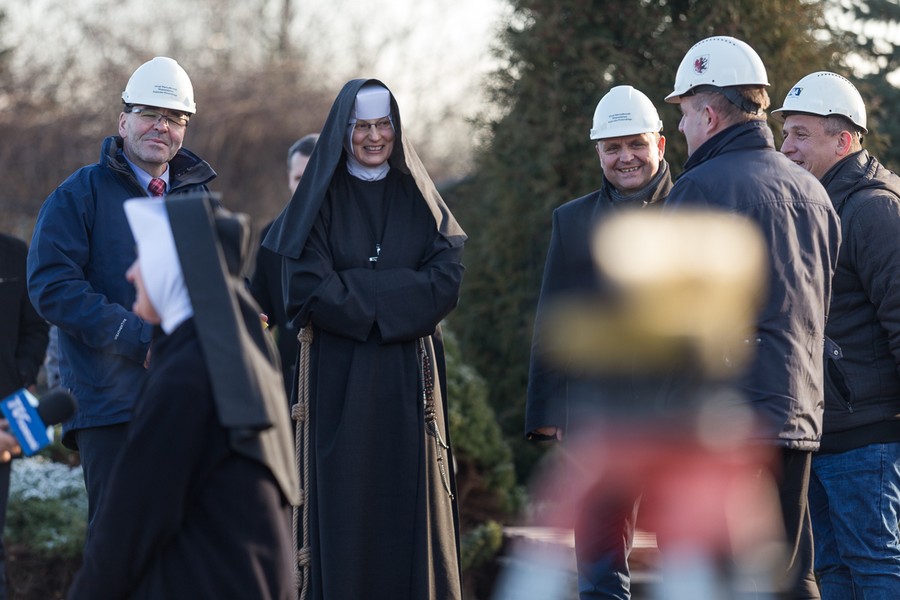 Wizyta marszałka Piotra Całbeckiego na budowie ośrodka pomocowego przy ul. Koronowskiej w Bydgoszczy, fot. Filip Kowalkowski