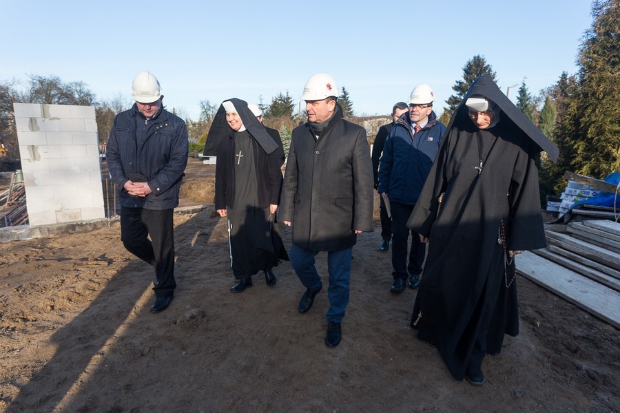 Wizyta marszałka Piotra Całbeckiego na budowie ośrodka pomocowego przy ul. Koronowskiej w Bydgoszczy, fot. Filip Kowalkowski