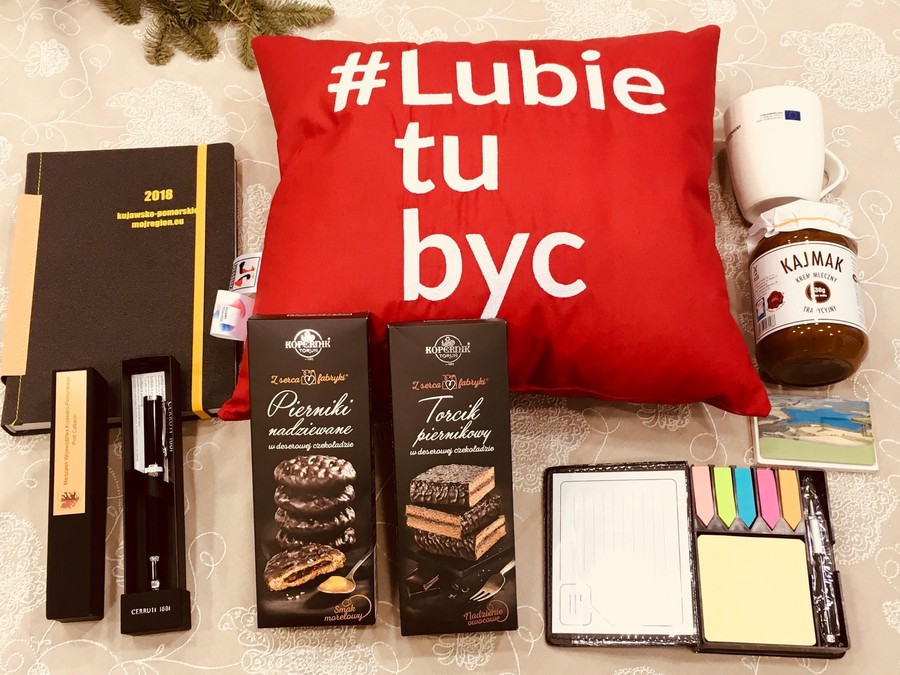 Zestawy gadżetów trafiły także na licytacje do Szubina oraz Unisławia, fot. Andrzej Goiński