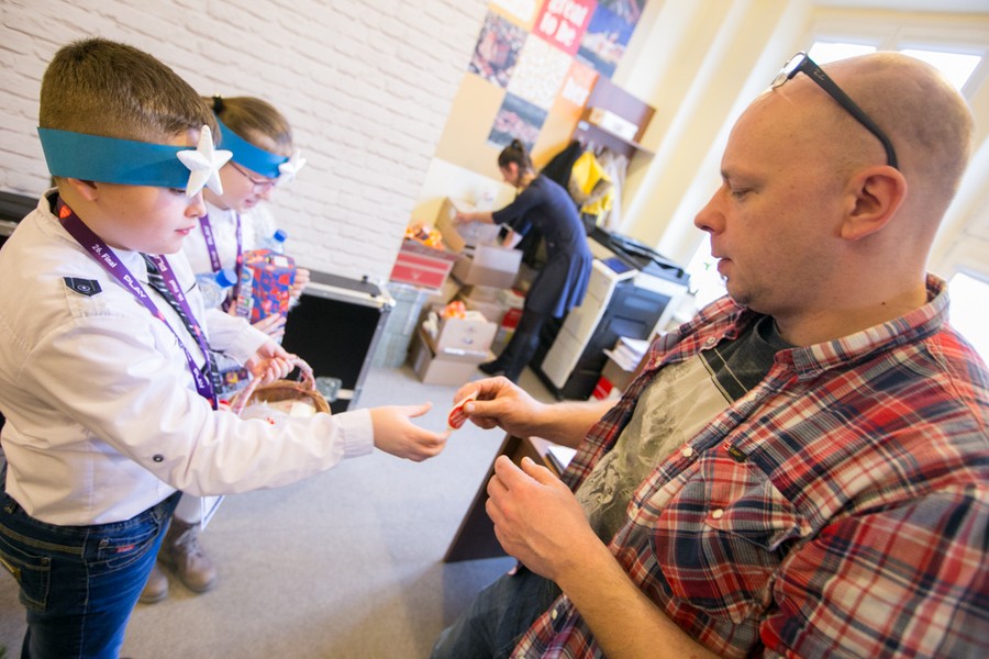 Kwestę w budynkach Urzędu Marszałkowskiego przeprowadzili uczniowie z orkiestrowego sztabu w Szkole Podstawowej nr 1 w Toruniu, fot. Andrzej Goiński