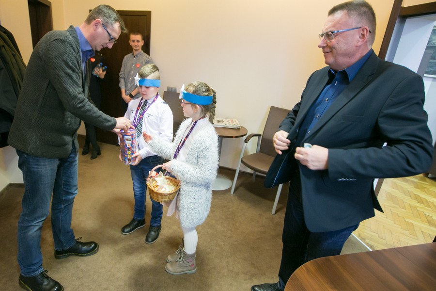 Kwestę w budynkach Urzędu Marszałkowskiego przeprowadzili uczniowie z orkiestrowego sztabu w Szkole Podstawowej nr 1 w Toruniu, fot. Andrzej Goiński