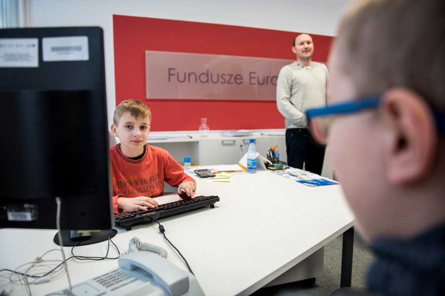 Dzieci z terenów ponawałnicowych w Urzędzie Marszałkowskim, fot. Łukasz Piecyk dla UMWKP