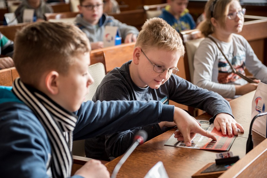Dzieci z terenów ponawałnicowych w Urzędzie Marszałkowskim, fot. Łukasz Piecyk dla UMWKP