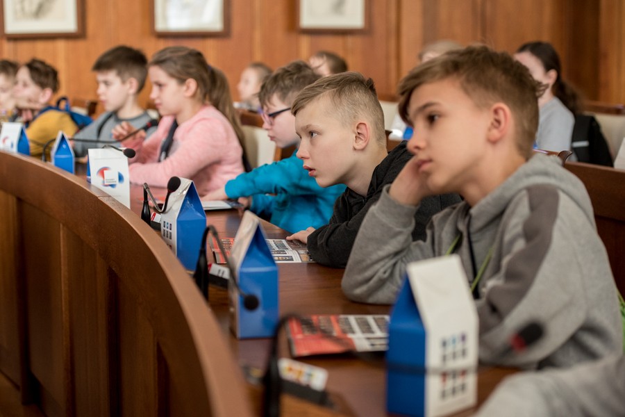 Dzieci z terenów ponawałnicowych w Urzędzie Marszałkowskim, fot. Łukasz Piecyk dla UMWKP