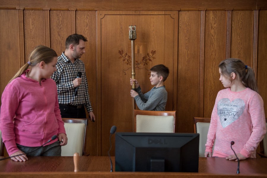 Dzieci z terenów ponawałnicowych w Urzędzie Marszałkowskim, fot. Łukasz Piecyk dla UMWKP