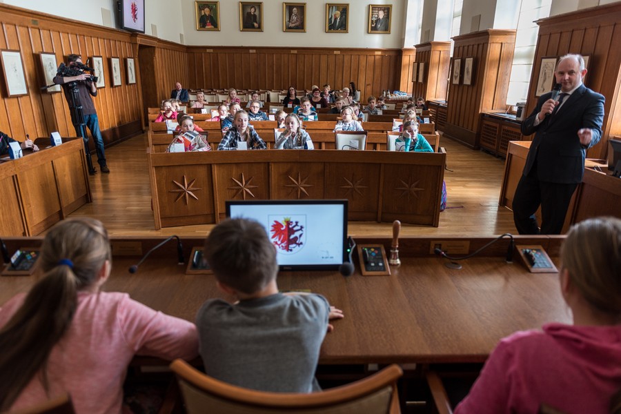 Dzieci z terenów ponawałnicowych w Urzędzie Marszałkowskim, fot. Łukasz Piecyk dla UMWKP