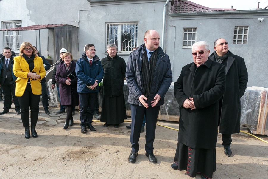 Wizyta na budowie centrum pomocowego bydgoskich albertynek, fot. Filip Kowalkowski dla UMWKP