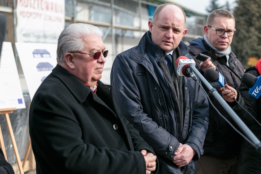 Wizyta na budowie centrum pomocowego bydgoskich albertynek, fot. Filip Kowalkowski dla UMWKP