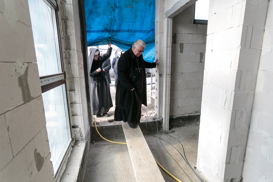 Wizyta na budowie centrum pomocowego bydgoskich albertynek, fot. Filip Kowalkowski dla UMWKP