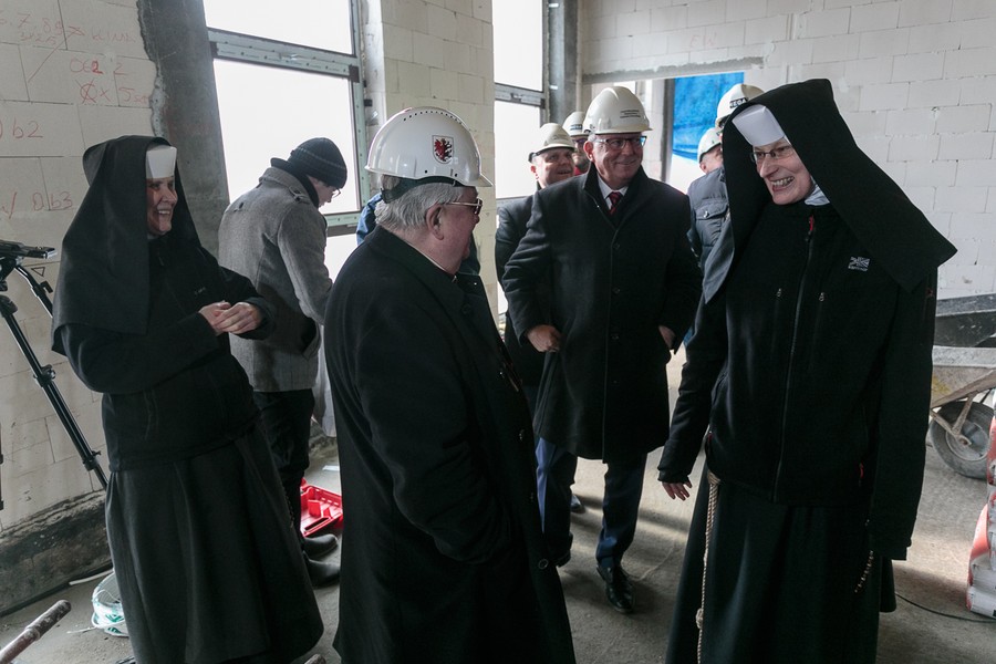 Wizyta na budowie centrum pomocowego bydgoskich albertynek, fot. Filip Kowalkowski dla UMWKP