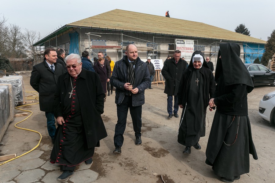 Wizyta na budowie centrum pomocowego bydgoskich albertynek, fot. Filip Kowalkowski dla UMWKP