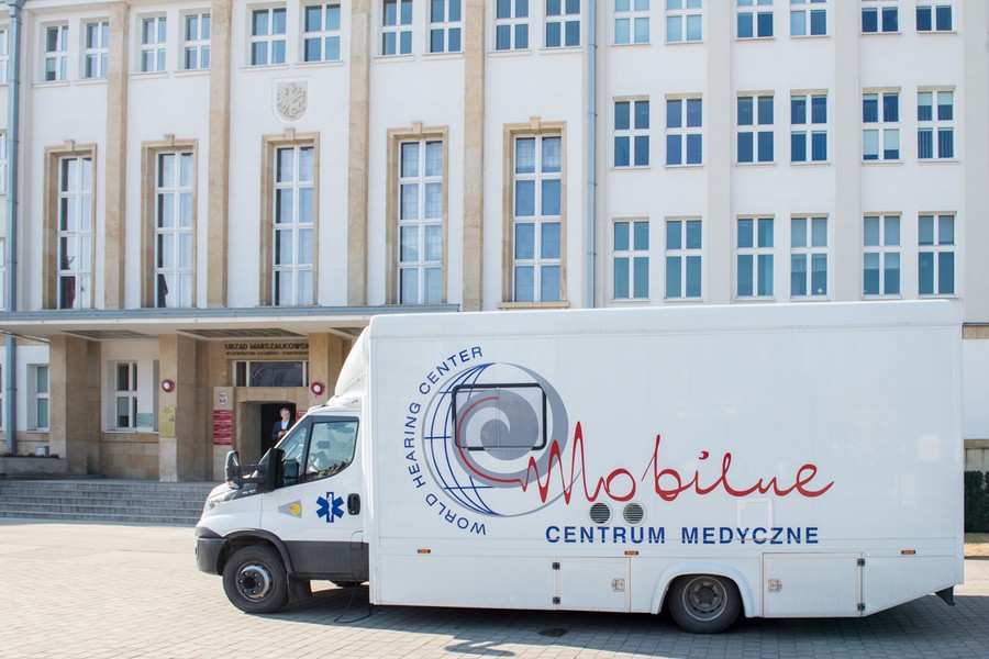 Bezpłatne badania słuchu przed Urzędem Marszałkowskim, fot. Łukasz Piecyk dla UMWKP