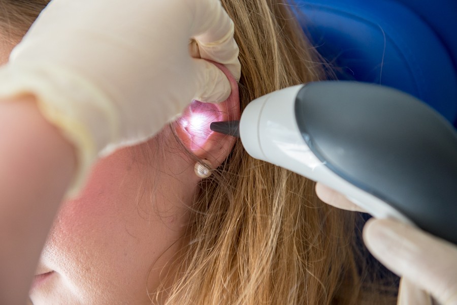 Bezpłatne badania słuchu przed Urzędem Marszałkowskim, fot. Łukasz Piecyk dla UMWKP