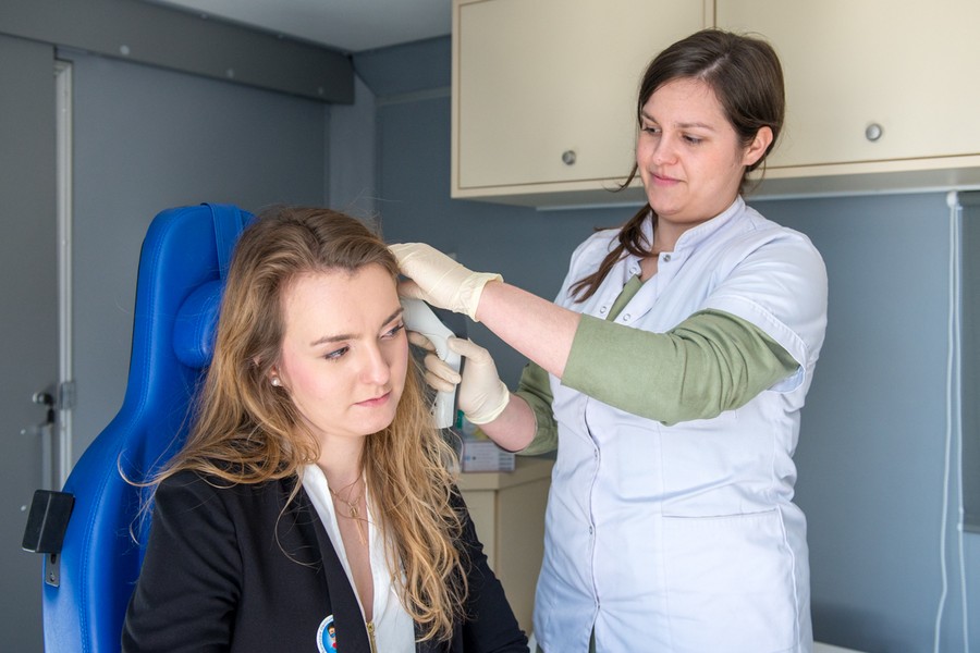 Bezpłatne badania słuchu przed Urzędem Marszałkowskim, fot. Łukasz Piecyk dla UMWKP