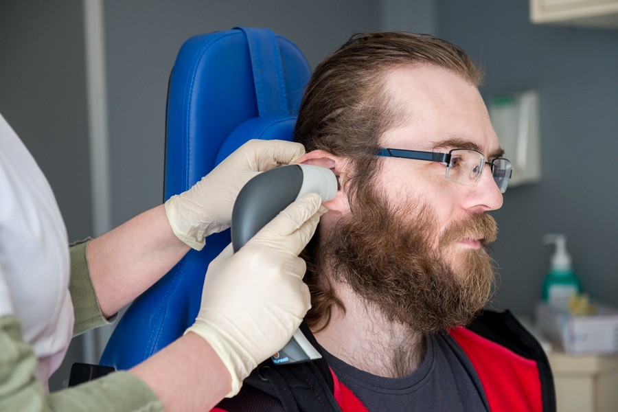 Bezpłatne badania słuchu przed Urzędem Marszałkowskim, fot. Łukasz Piecyk dla UMWKP