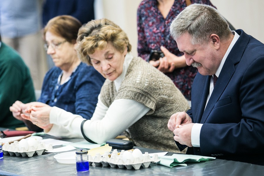 Warsztaty wielkanocne dla seniorów, fot. Andrzej Goiński