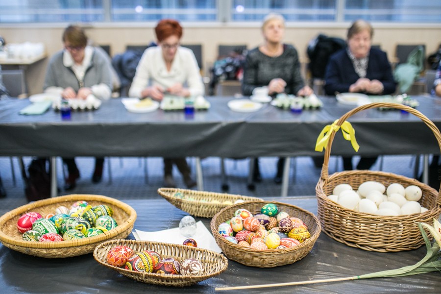 Warsztaty wielkanocne dla seniorów, fot. Andrzej Goiński