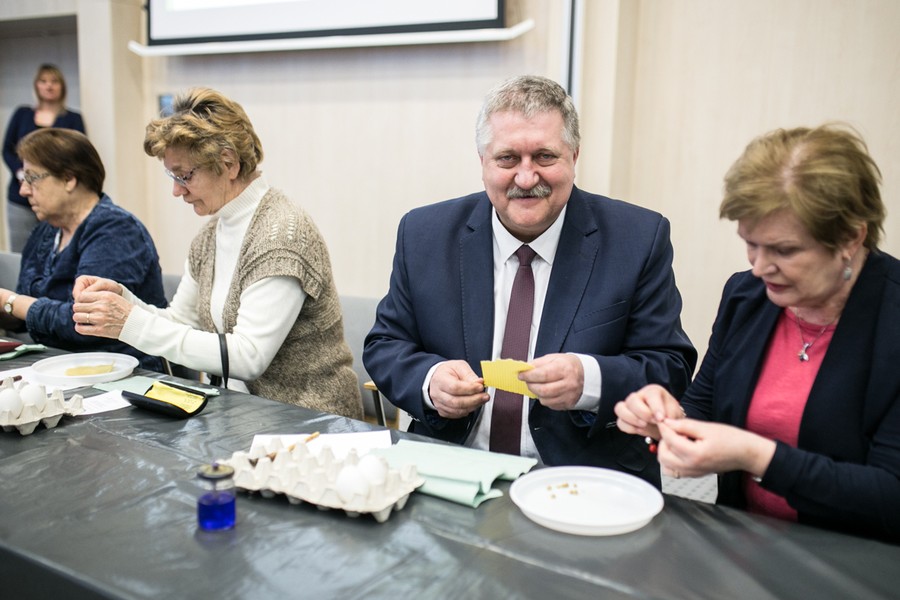 Warsztaty wielkanocne dla seniorów, fot. Andrzej Goiński