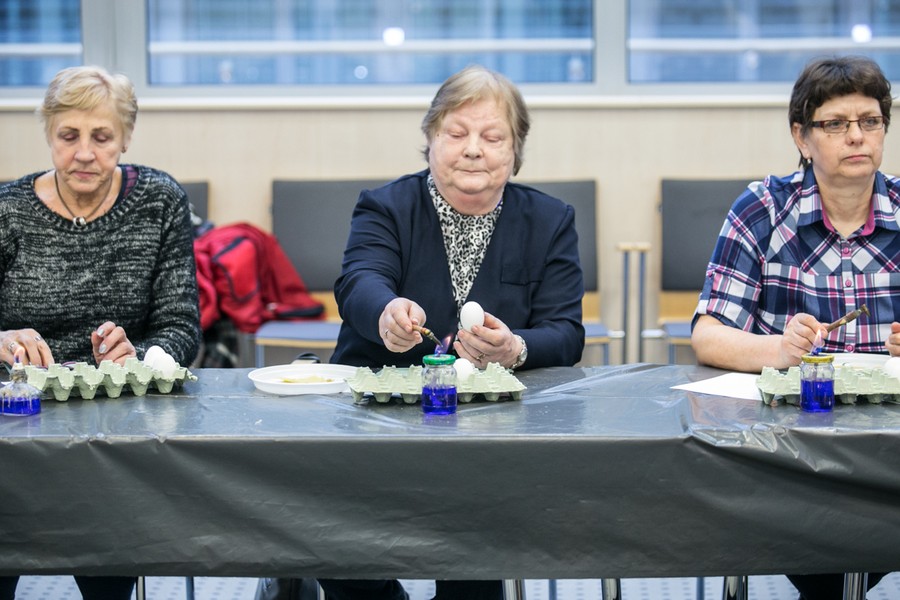 Warsztaty wielkanocne dla seniorów, fot. Andrzej Goiński
