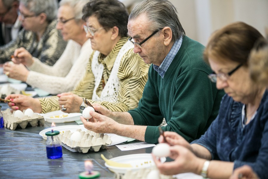 Warsztaty wielkanocne dla seniorów, fot. Andrzej Goiński