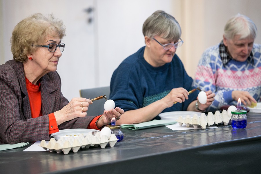 Warsztaty wielkanocne dla seniorów, fot. Andrzej Goiński