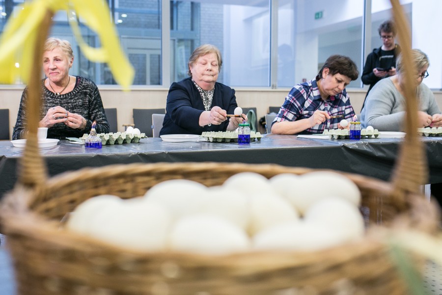 Warsztaty wielkanocne dla seniorów, fot. Andrzej Goiński