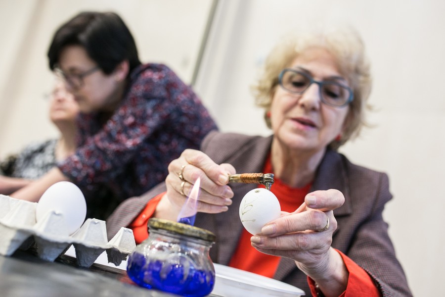 Warsztaty wielkanocne dla seniorów, fot. Andrzej Goiński