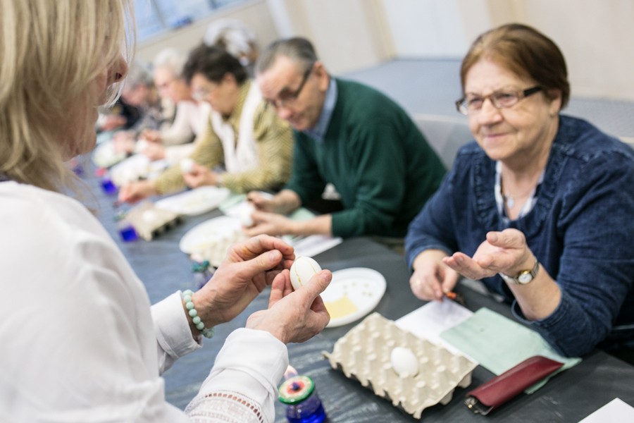 Warsztaty wielkanocne dla seniorów, fot. Andrzej Goiński