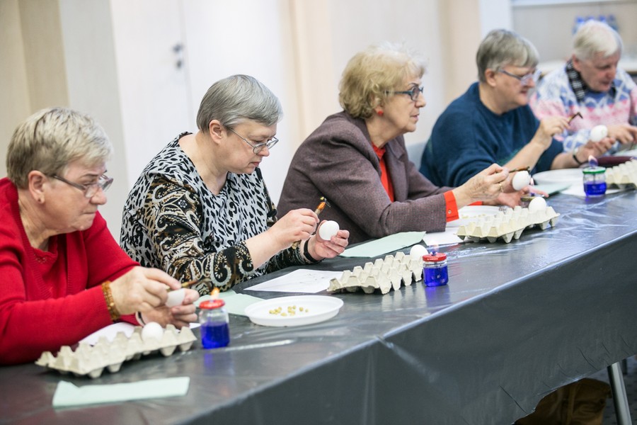 Warsztaty wielkanocne dla seniorów, fot. Andrzej Goiński