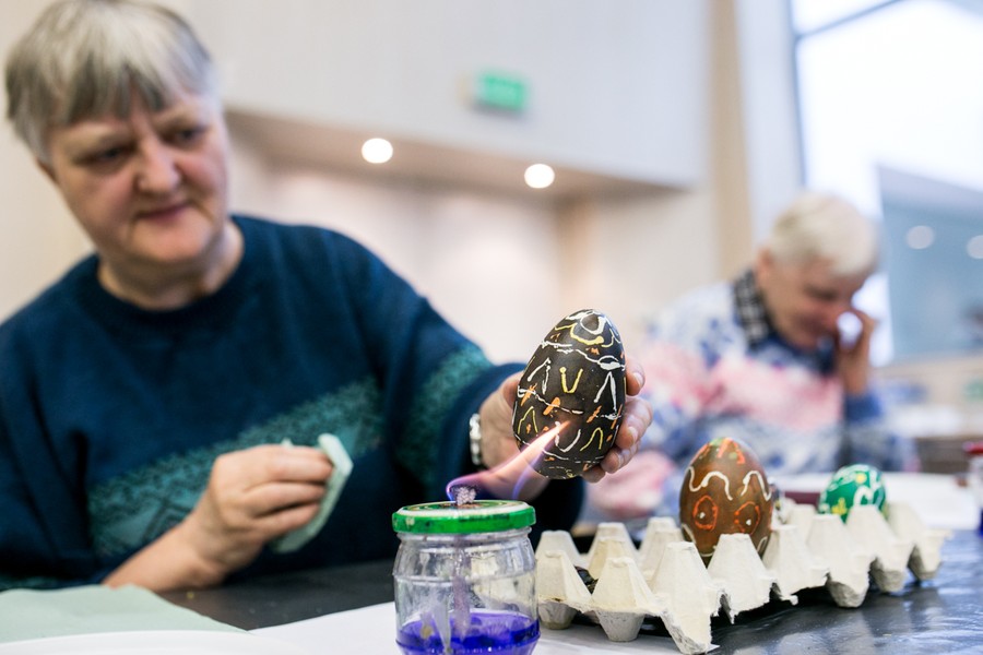 Warsztaty wielkanocne dla seniorów, fot. Andrzej Goiński
