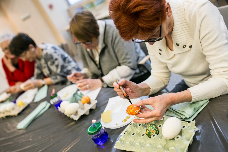 Warsztaty wielkanocne dla seniorów, fot. Andrzej Goiński