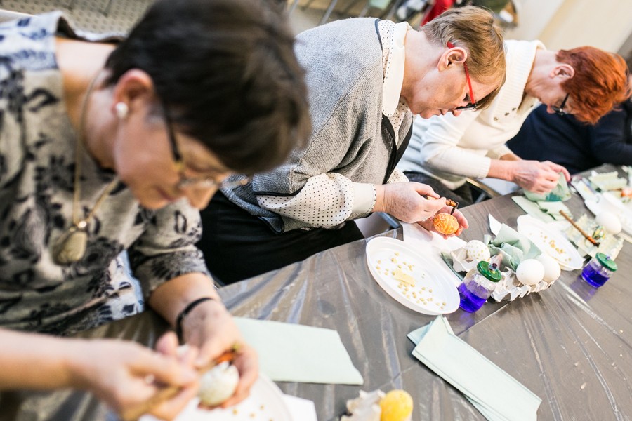 Warsztaty wielkanocne dla seniorów, fot. Andrzej Goiński