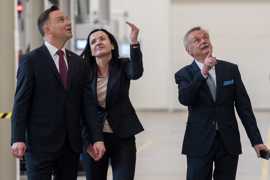 Prezydent Andrzej Duda z wizytą w fabryce TZMO we Frydrychowie, fot. Łukasz Piecyk dla UMWKP